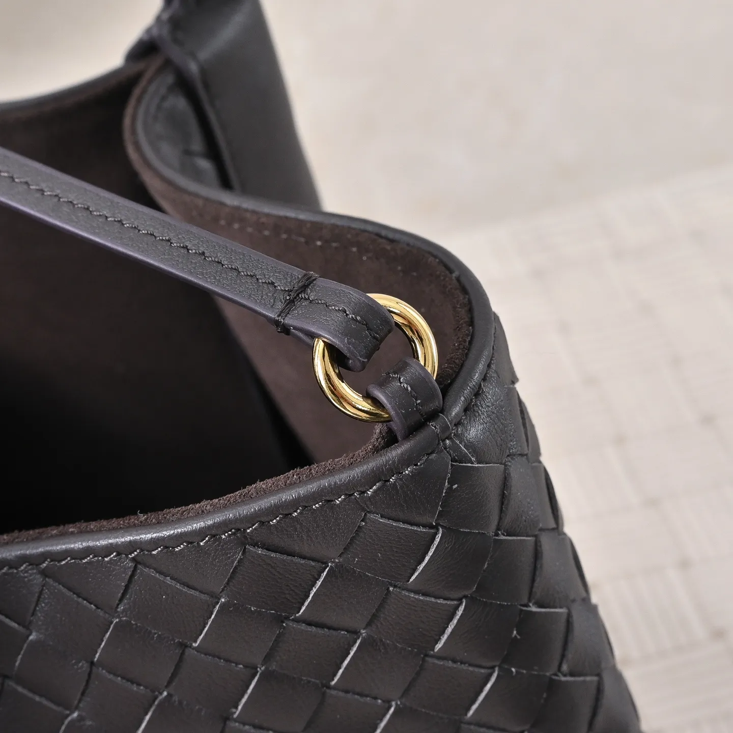 Batch 1860 Bv 2025 early spring series Pinacoteca medium tote handbag. The front is made of classic Intreccia woven cow leather. It is low-key and luxurious. The flip side is made of warm suede. It instantly switches to a lazy and casual style. It has a large interior capacity. It is no pressure to carry a computer for commuting. It is also thoughtfully matched with a small detachable bag. It is full of security. The woven texture is so delicate that you can't put it down. The highlight is that it is super versatile. Come and get your new bag😝 Model: 4371 Size: 34*20*14cm